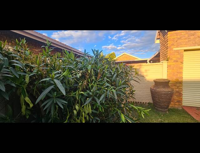 2 BEDROOM TOWNHOUSE FOR SALE IN VANDERBIJLPARK SE 3